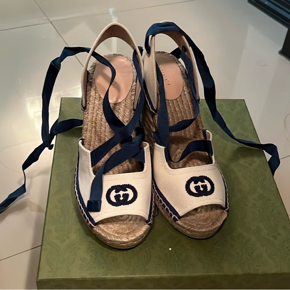 WOMEN'S ESPADRILLE WITH RIBBON TIE